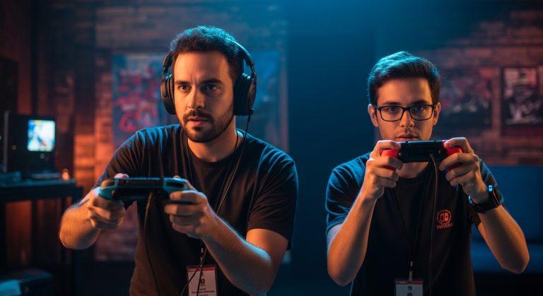Aposentados INSS jogando Nintendo Switch em casa